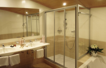 Großes Badezimmer beim größeren Doppelzimmer
