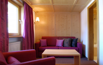 Couch im großen Doppelzimmer