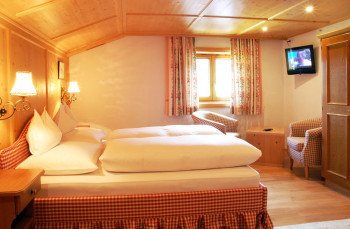 Größeres Doppelzimmer im Stammhaus mit tollem Blick auf Lech