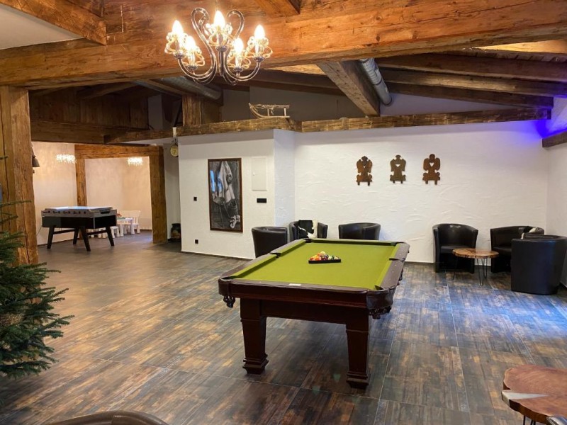 Aufenthaltsraum mit Billiard