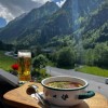 Blick auf die Berge vom Balkon der Pension