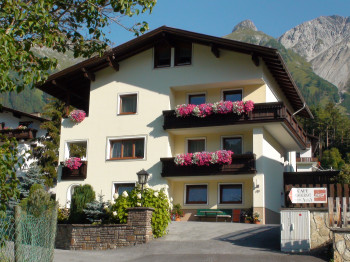 Sommerbild Gästehaus Margit FalchParkplatz direkt vor dem HausFreier Eintritt in das Hallenbad Pettneu