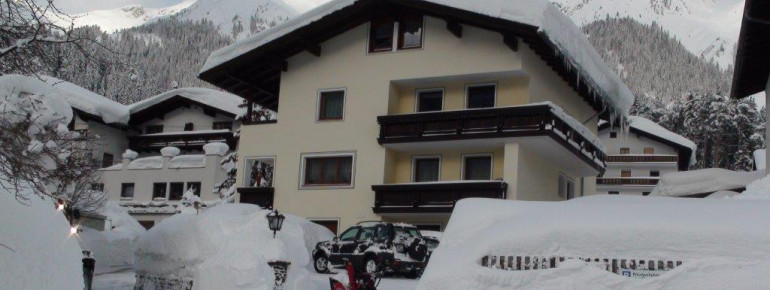 Gepflegte Pension in sonniger, ruhiger Lage, jedoch direkt im Zentrum von Pettneu. Parkplatz direkt beim Haus.