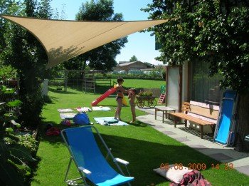 Garten mit Kinderspielplatz