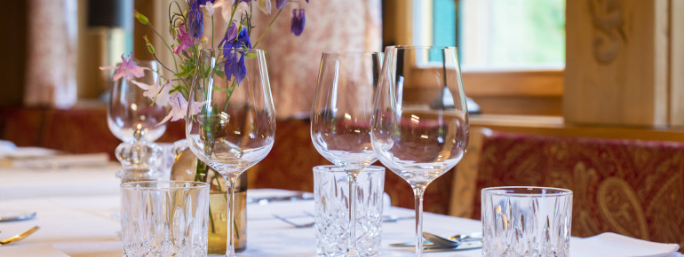 Gedeckter Tisch für das Abendessen