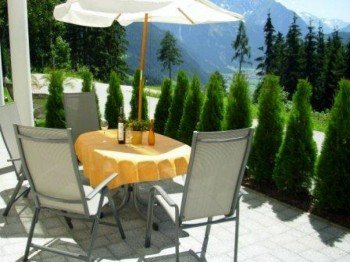 Terrasse mit Garten und Kinderspielplatz