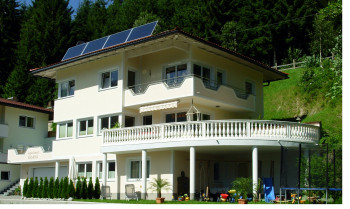 Hausansicht Appartement Ramona im Sommer