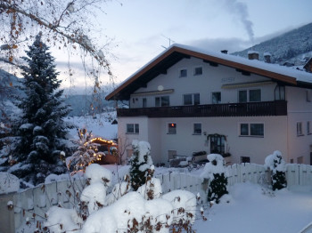 unser Haus mit weihnachtlicher Atmosphäre