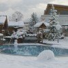 Sauna im Winter mit Schwimmbecken