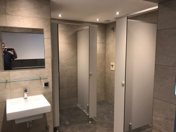 Duschen im Hallenbadbereich