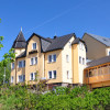 Schlossberghotel Oberhof, Ansicht von außen im Sommer