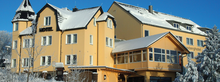 Schlossberghotel Oberhof Aussenansicht im Winter