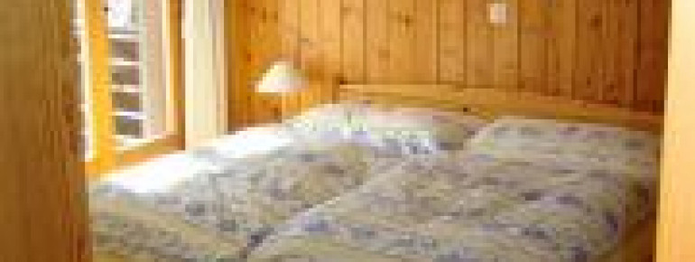 Schlafzimmer mit Doppelbett