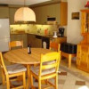 Wohnzimmer mit offener, grosser Küche