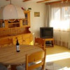 Wohnzimmer mit Wohnwand und Kabel - TV