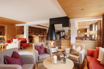 Hausbar und Lounge mit offenem Kamin