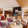 Hausbar und Lounge mit offenem Kamin