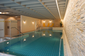 Hallenbad 5x12m mit Whirlecke und Sauna