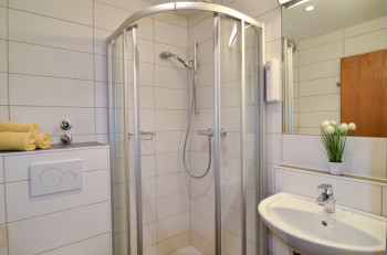 Badezimmer mit Dusche und WC