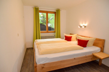 Schlafzimmer mit Doppelbett