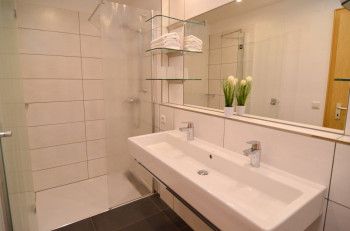 Badezimmer mit Doppelwaschbecken