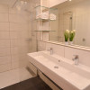 Badezimmer mit Doppelwaschbecken