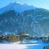 Dorfansicht mit See