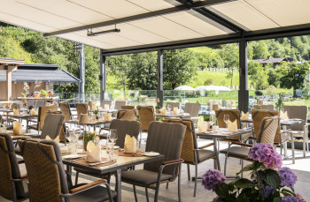 Überdachte Terrasse mit Gartenblick