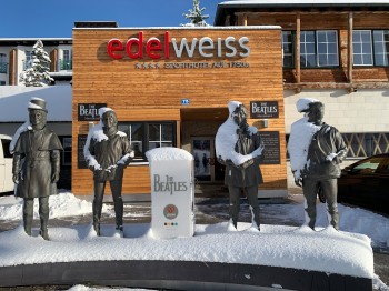 Die Beatles vor dem Haupteingang