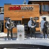 Die Beatles vor dem Haupteingang
