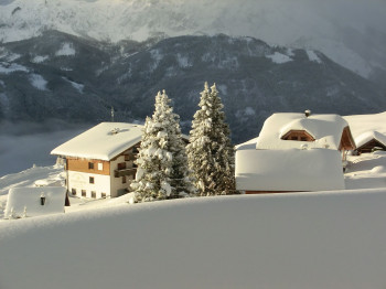 Blick vom Balkon auf Pension Fichtenheim und Reiskofel