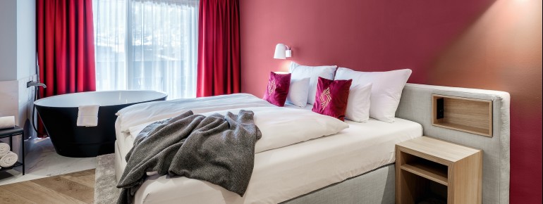 Eine große Wanne erwartet Pärchen in dieser Suite.