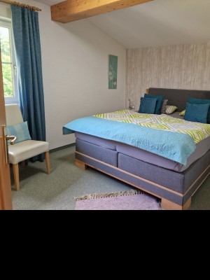 Schlafzimmer Südbalkonwohnung Ausblick Bergwelt Hahnenkamm