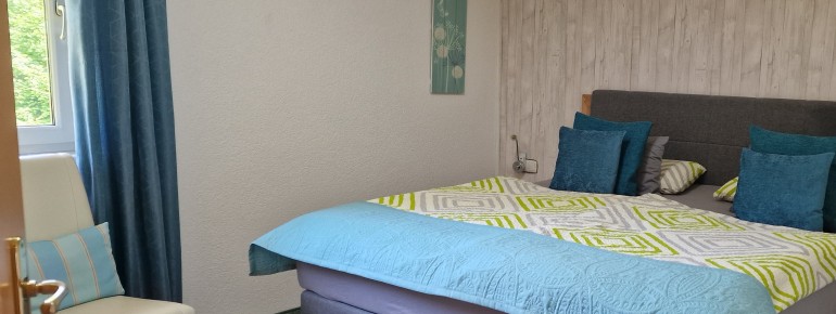 Schlafzimmer Südbalkonwohnung Ausblick Bergwelt Hahnenkamm