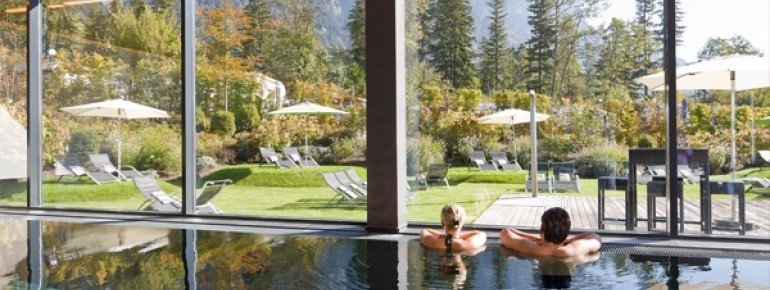 Hallenbad mit Panoramablick