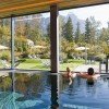Hallenbad mit Panoramablick