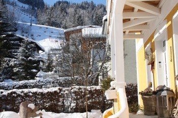 Eingang Villa mit Skilift im Hintergrund