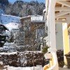Eingang Villa mit Skilift im Hintergrund