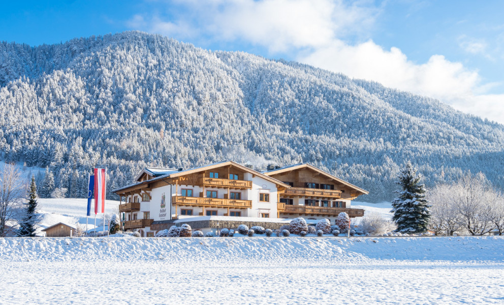 Der winterliche 4*-Schörhof von außen
