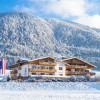 Der winterliche 4*-Schörhof von außen