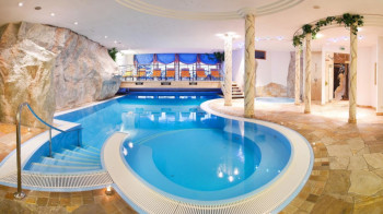 Innenpool in der Wellnessoase am Schörhof