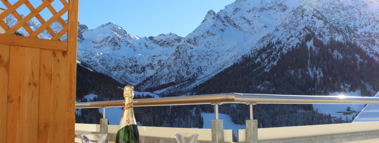 großzüger Balkon/ Terrasse mit herrlichem BergpanoramaSüdseite