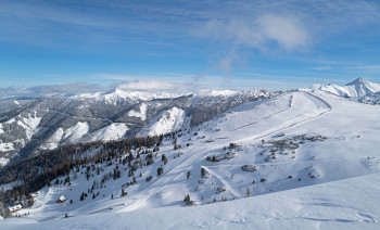 The red slope No. 1 leads from the summit past the Bottinghaus to the valley station.