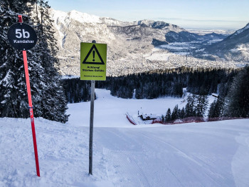 On the freshly groomed Kandahar slope, the Early Bird participants are allowed to leave their tracks.