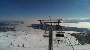 The 6-seater chairlift at the Wörthersee Family Slope offers a lot of comfort and safety thanks to seat heating, weather protection hood and automatic bar closing and locking.