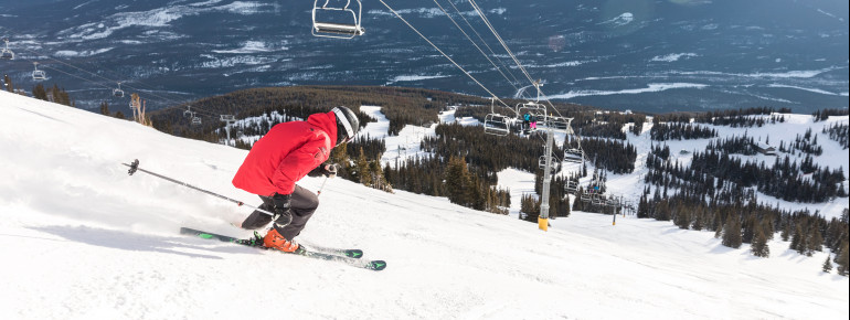 There are seven lifts in the ski resort, including six chairlifts.