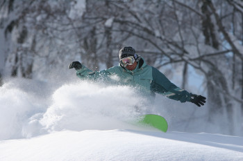 Thanks to the abundance of natural snow, guests can go skiing here until May.