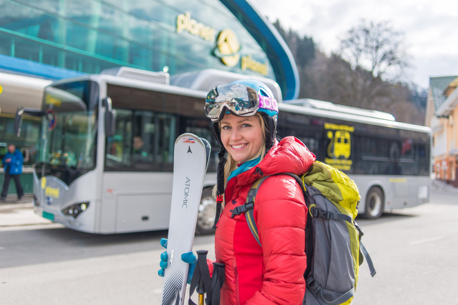 You can either drive directly to the Planai valley station or take the convenient ski bus.