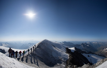 Besides the alpine activities, the untouched and snow-covered winter landscape invites you to numerous winter hikes.