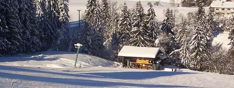 Hungry skiers stop in the Liftestüble at the base station.